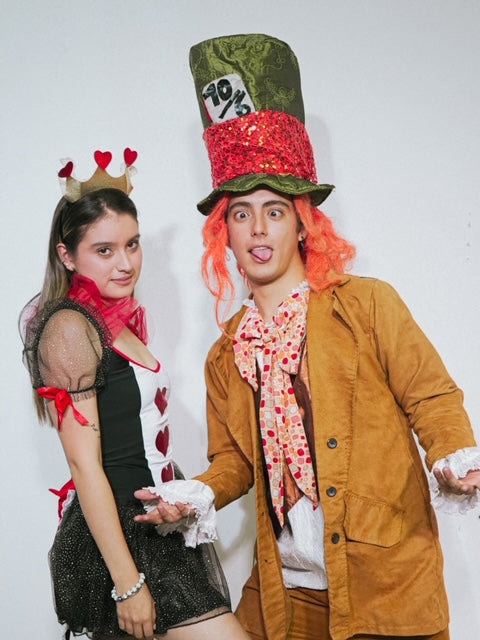 REINA ROJA Y SOMBRERERO